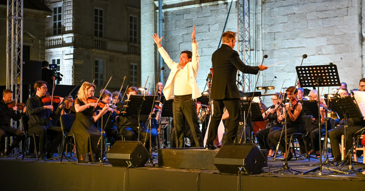 Zatvorene su 76. Dubrovačke ljetne igre. Uz pjesmu La Traviata, glumci i glazbenici pospremili su zastavu Libertas do idućeg festivalskog ljeta