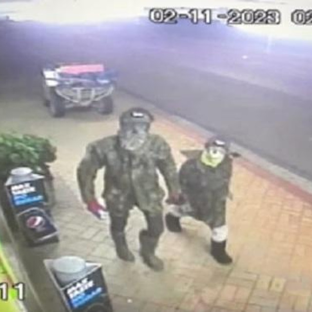 Snimka na kojoj se navodno nalaze Tom Phillips i jedno njegovo dijete