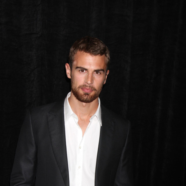Theo James igrao je turskog diplomata