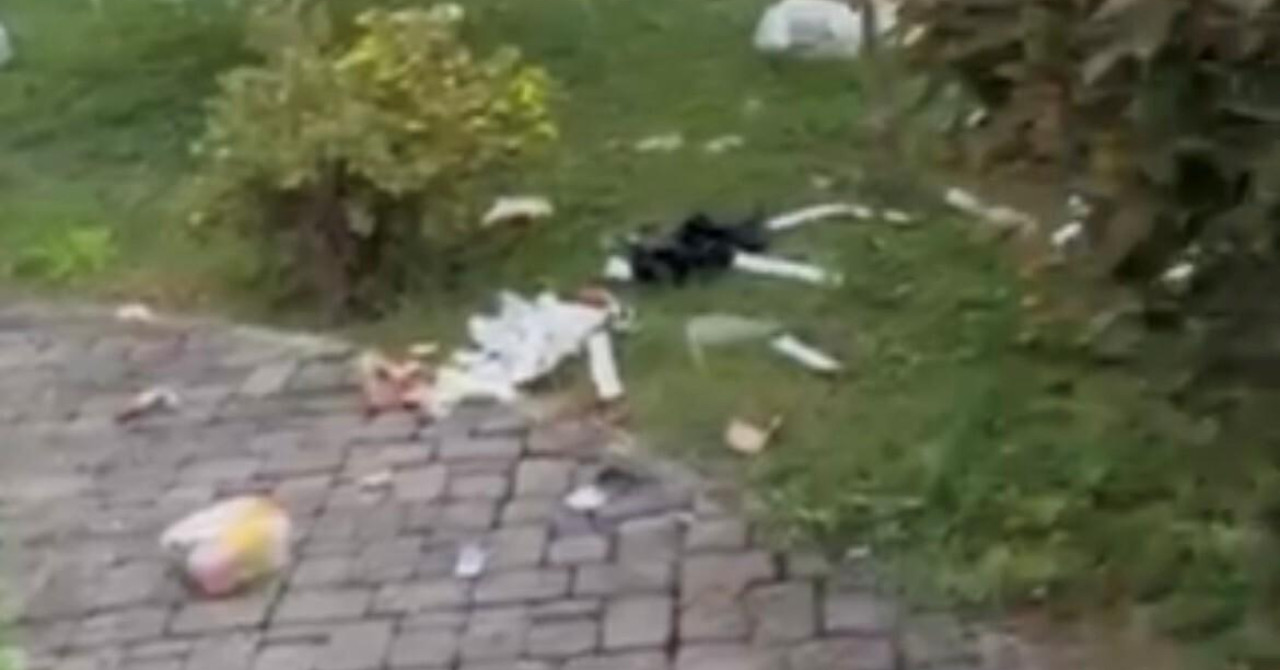 Ovako je jutros izgledalo dvorište gradonačelnika Slavonskog Broda, policija je na terenu