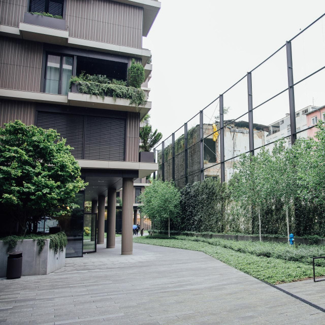 Postavljena je i ”zid-zavjesa” od 50 metara s puzajućim biljem kako bi se sakrili neatraktivni pogledi.
