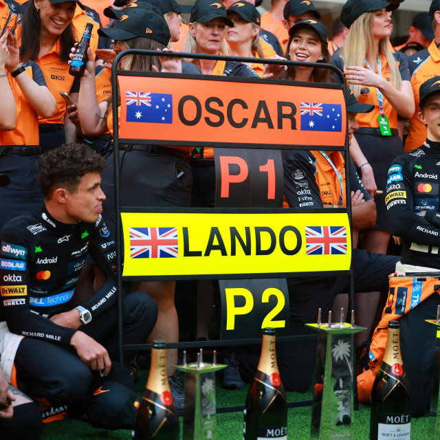 Oscar Piastri i Lando Norris s ostatkom momčadi u Miamiju