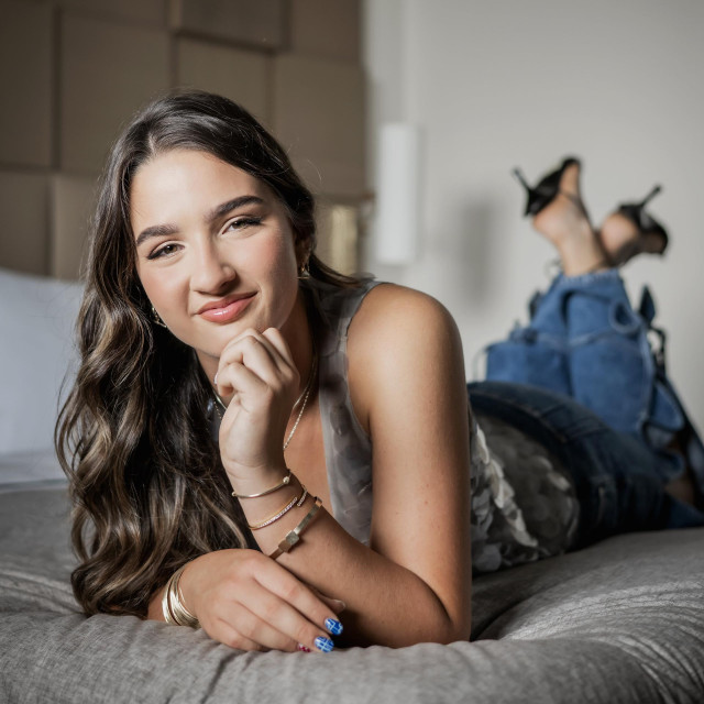 Ima društvo s kojim voli pričati o složenim temama, dotaknuti se socijalnih pitanja i raspravljati o njima, žao joj je što za to nema  više prostora u školama