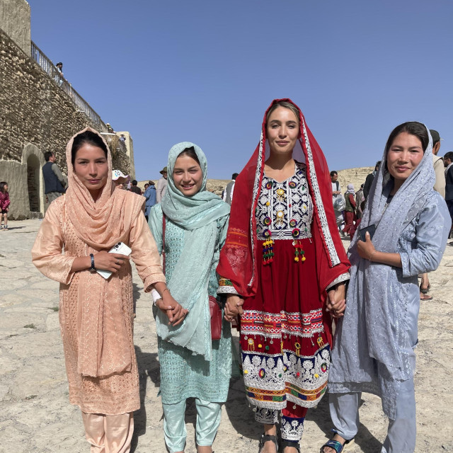 Razgovarala je s nekoliko djevojčica između 13 i 18 godina, sve su imale istu iskru u očima, govorile kako žele putovati, kako obožavaju južnokorejski bend BTS i sanjaju o Južnoj Koreji