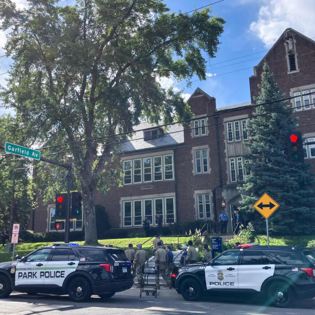 Policija na području Katoličke škole Navještenja (Annunciation Catholic School) u gradu Minneapolisu