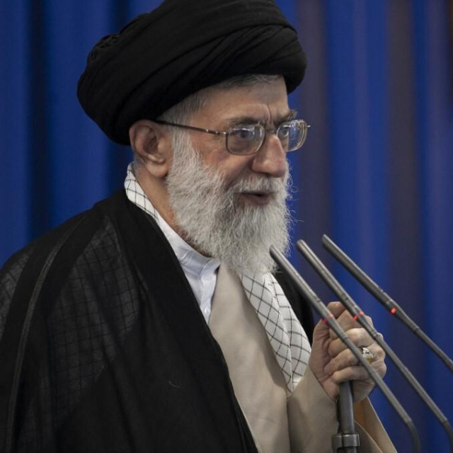Ajatolah Ali Hamenei prilikom obraćanja s puškom u ruci
