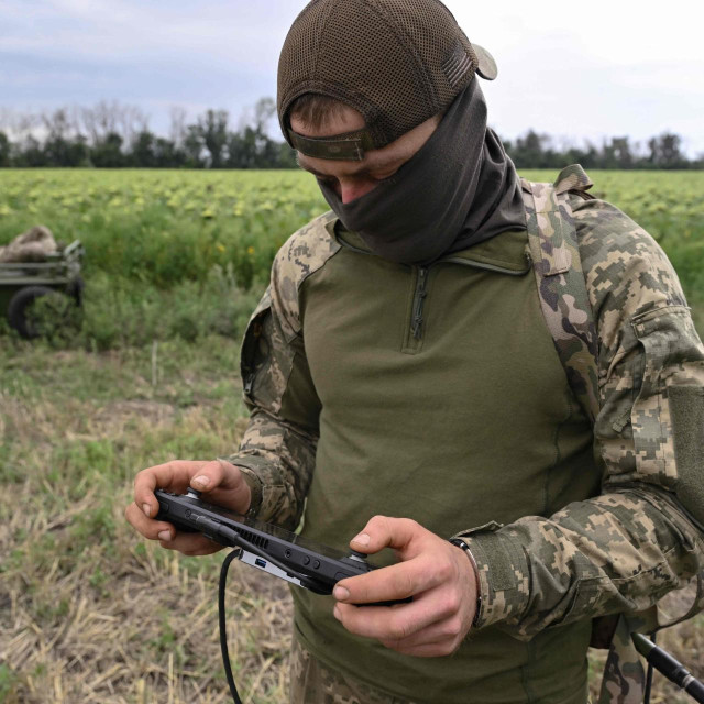 Ukrajinski vojnik s dronom