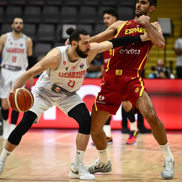 Tornike Šengelia i Španjolac Santi Aldama 