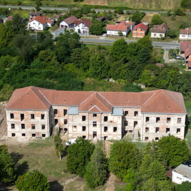 Pogled iz zraka na staru umobolnicu i grad Pakrac