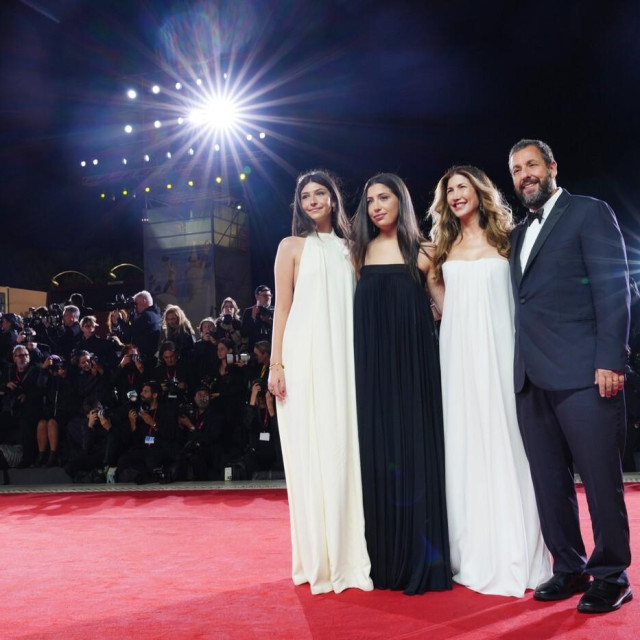 Sandlera su na crvenom tepihu u Veneciji došle podržati njegove najveće obožavateljice - supruga Jackie i kćeri Sadie i Sunny