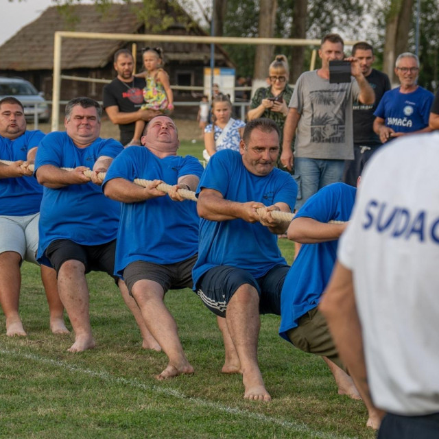Potezanje konopa jedna je od tradicionalnih disciplina
