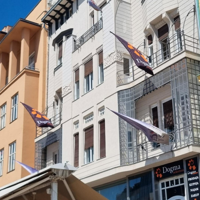 Promidžbene zastave postavljene na Trgu bana Jelačića