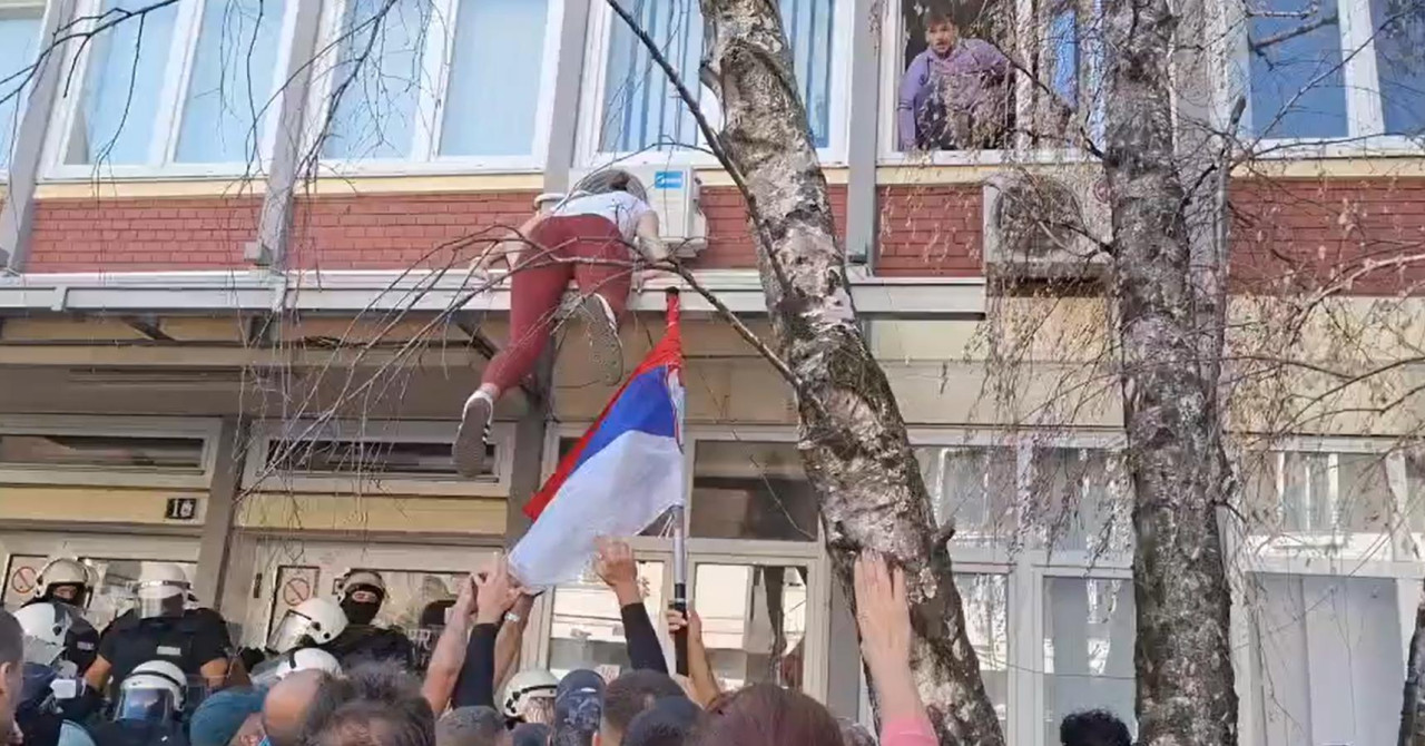 Drama u Novom Sadu: Dekan i ljudi s fantomkama usred noći upali u zgradu fakulteta, interventna štitovima odguruje studente