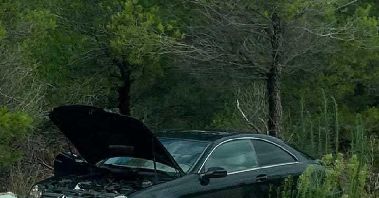 V bližini Šibenika so neznanci oropali zapuščen Mercedes brez registrskih tablic