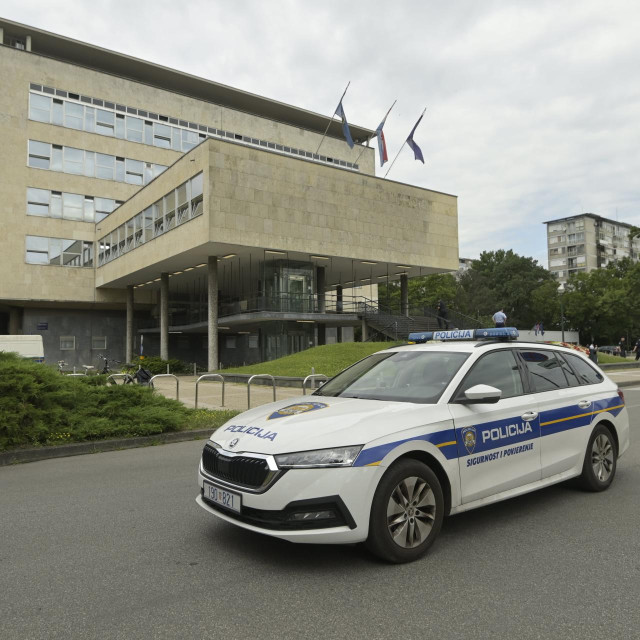 Evakuirana je zgrada Gradskog poglavarstva zbog prijetnje bombom.