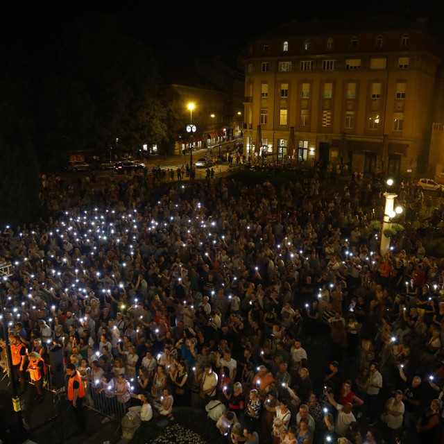 Zagrebačka publika ispred HNK
 