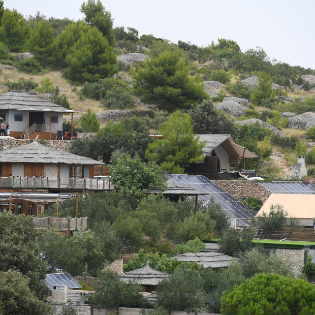 Golden Haven Luxe Bungalow Resort i kamp Stella Maris u uvali Podjasenovac, kod Jezera na otoku Murteru