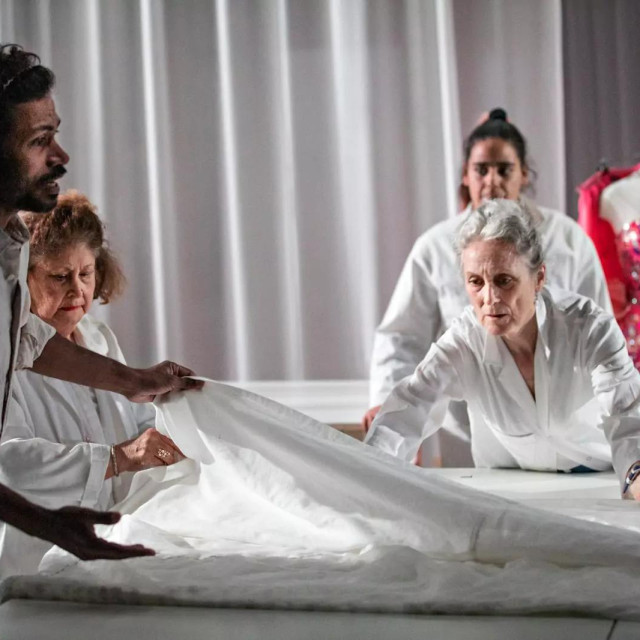 Lacrima - priča počinje kada predstavnici Njezinog visočanstva kontaktiraju uglednu francusku modnu kuću i naručuju vjenčanicu za englesku princezu