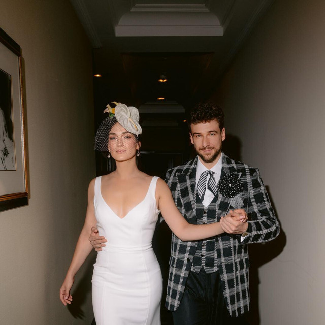 Ona je blistala u haljini koju je kupila u jednom zagrebačkom salonu vjenčanica, a za njegovo su odijelo zaslužne Emina Kušan i Silvije Jug