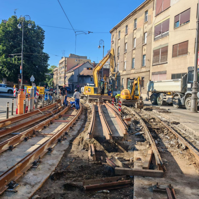Na području tramvajskog stajališta Grškovićeva obavlja se demontaža armiranobetonskih ploča i tračnica