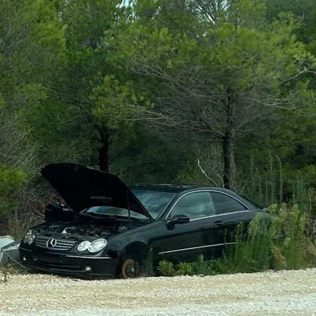 Mercedes bez tablica parkiran kod Šibenika
