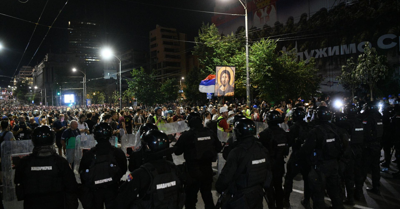 Srpski MUP pokušao objasniti zašto je na građane nasrnuo šok-bombama i pendrecima, pogledajte što se vidi na snimkama