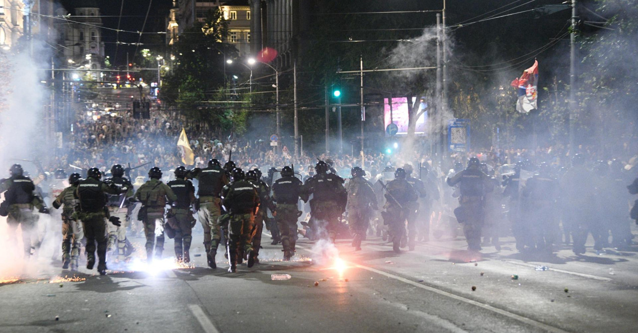 Novo nasilje na ulicama Srbije: Policija upotrijebila šok-bombe u Novom Sadu