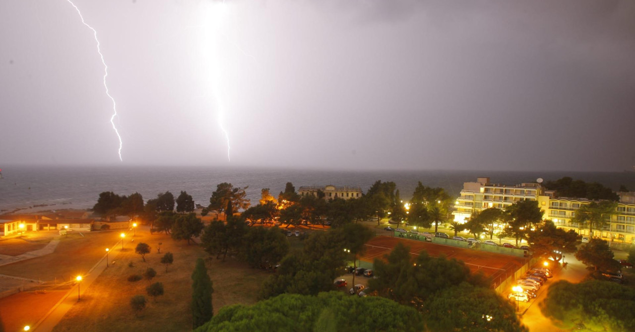 VIDEO Potop u Umagu, auti zapeli u bujicama na ulicama, palo 100 litara kiše u sat vremena, javilo se i Ravnateljstvo Civilne zaštite
