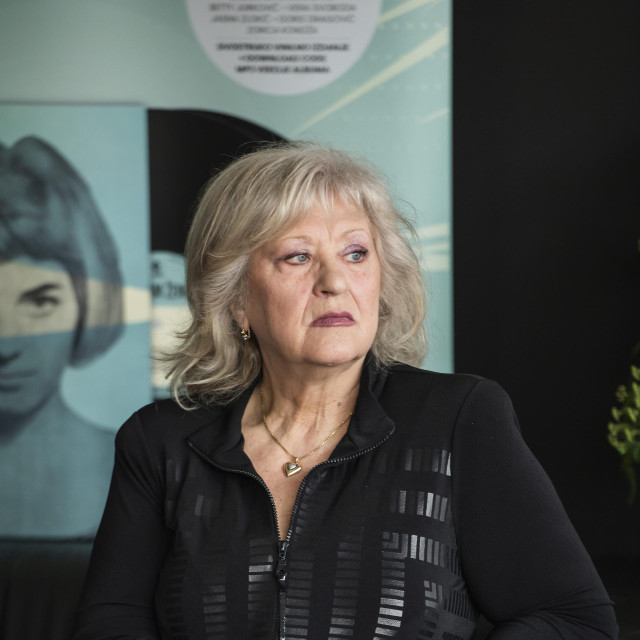 Meri Cetinić tijekom karijere surađivala je i s velikanima Zdenkom Runjićem, Krstom Jurasom i Jakšom Fiamengom, a u njezinoj pjesmarici ostaju hitovi; ‘Lastavica, ‘Četri stađuna‘, ‘Potraži me u predgrađu‘, ‘U prolazu‘, ‘Konoba‘, ‘More, more‘ i brojni drugi...