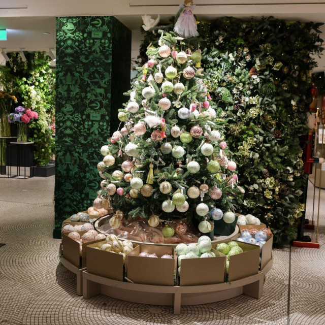 Harrods je kupcima već ponudio bogat izbor božićnih ukrasa