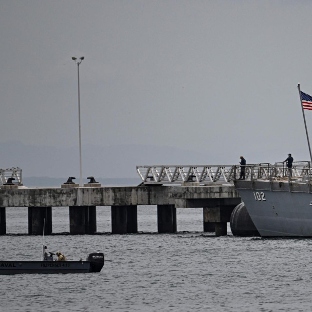 Američki ratni brod 

 