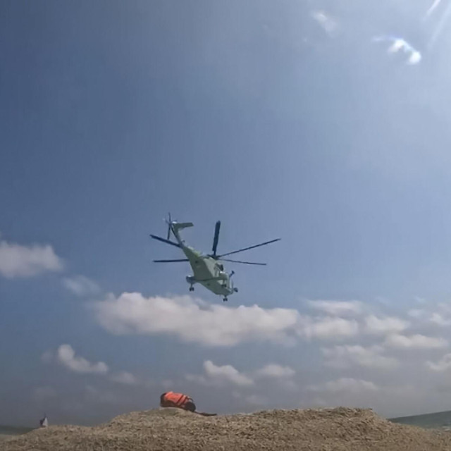 Kineski helikopter u preletu iznad filipinskih znanstvenika na spornom teritoriju Južnog kineskog mora, arhivska fotografija