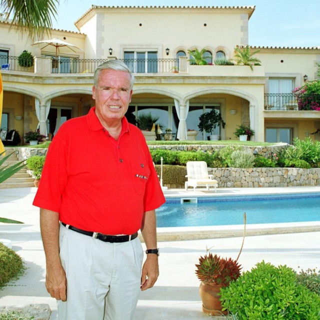 Klaus-Michael Kuehne uispred svoje kuće na Mallorci