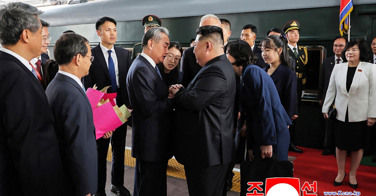 Ne zna se njezino ime ni dob, ali nakon pojavljivanja u Kini sada su svi sigurni: Ona će biti nova vladarica Sjeverne Koreje!