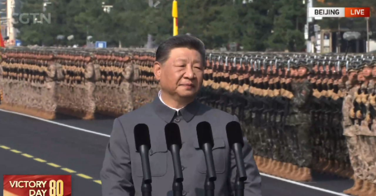 Pogledajte kakav jezivi trenutak, Xi stiže ususret 10.000 vojnika. Sekunda tišine, a onda se prolomilo trgom Tiananmen