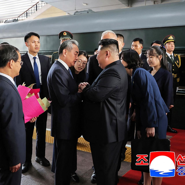 Nova vladarica je na fotografiji četvrta zdesna 