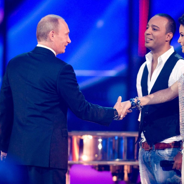 Vladimir Putin rukuje se s predstavnicima Azerbajdžana na Eurosongu 2009.