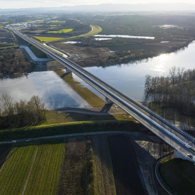 Radovi na pristupnoj cesti prema novom međudržavnom mostu preko rijeke Save (fotografiran 2023. godine)
