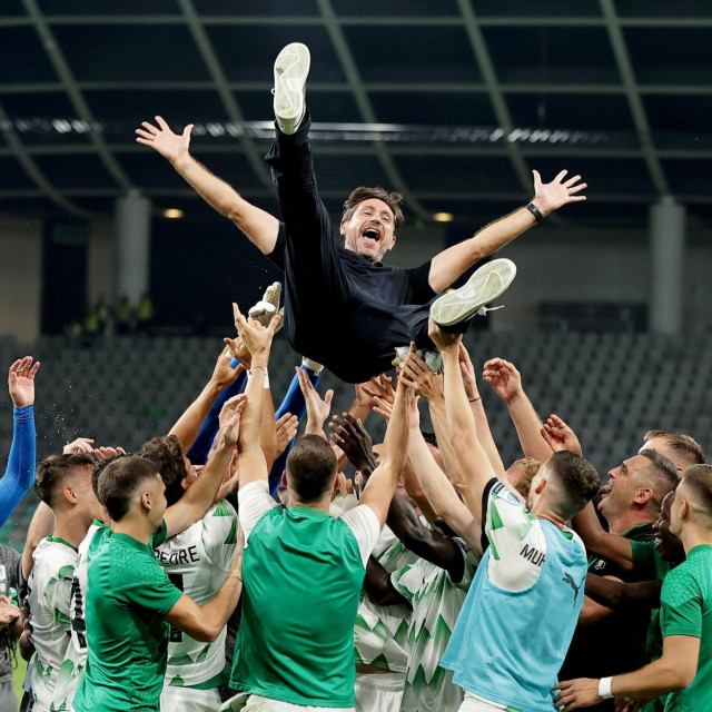 Victor Sanchez na rukama igrača Olimpije