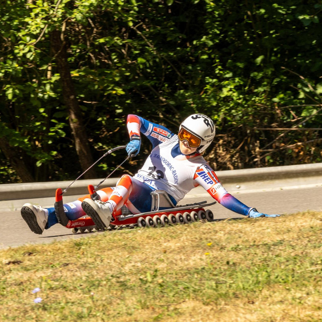 Patricija Urbanc vozi sanjke na kotačima