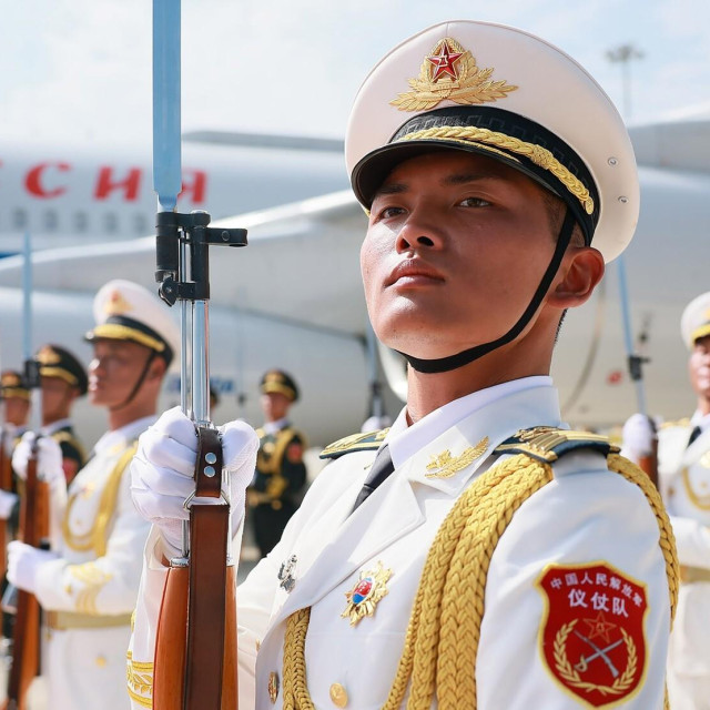Kineski vojnik ispred aviona ruskog predsjednika Vladimira Putina