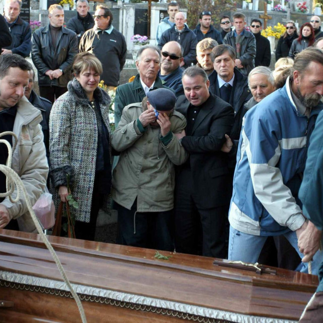 Otac i brat ubijene Slavice Medanić na sprovodu na otoku Ižu
 