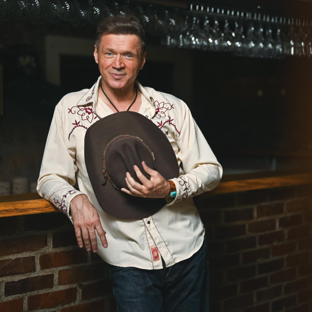 Kao veliki zaljubljenik u američku glazbu 50 - tih, 60-tih i 70-tih priznaje da je to i u odjevnom smislu jako utjecalo na njega