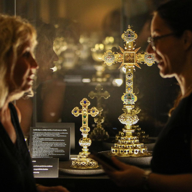 Muzej grada Zagreba.

Izložba Muzeja za umjetnost i obrt - Gotičko i renesansno zlatarstvo u Zagrebu 1450.-1550. 