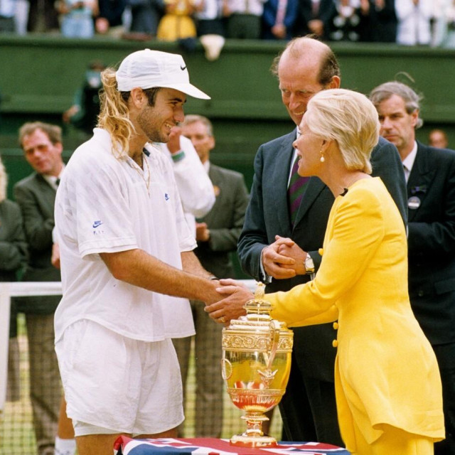Vojvotkinja čestita Agassiju nakon pobjede u finalu nad Goranom Ivaniševićem