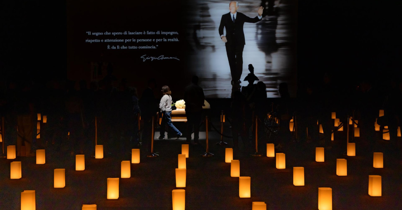 Stotine odale počast modnom geniju, a prostoriju s lijesom obasjale stotine lampiona