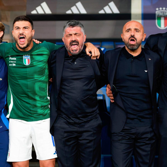 Izbornik Gennaro Gattuso i suradnici pjevaju talijansku himnu