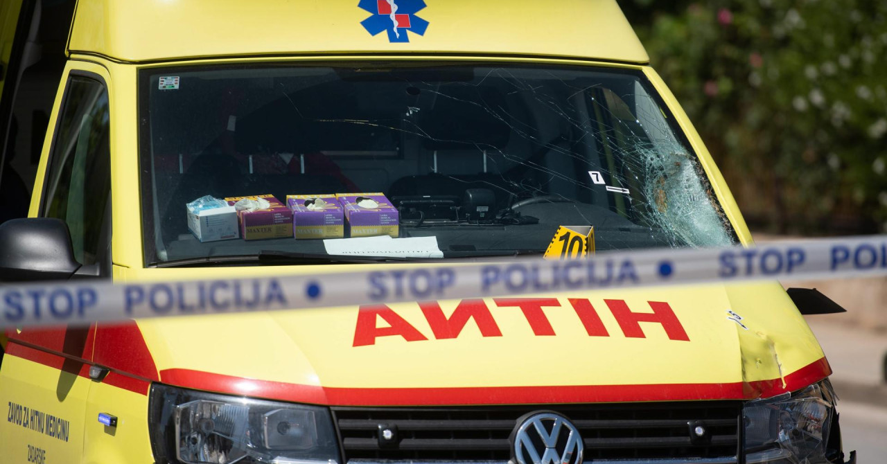 Drama na glavnom trgu u Požegi: Auto udario muškarca s bebom u rukama, završili u bolnici