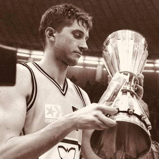 Toni Kukoč s pokalom prvaka 1991.