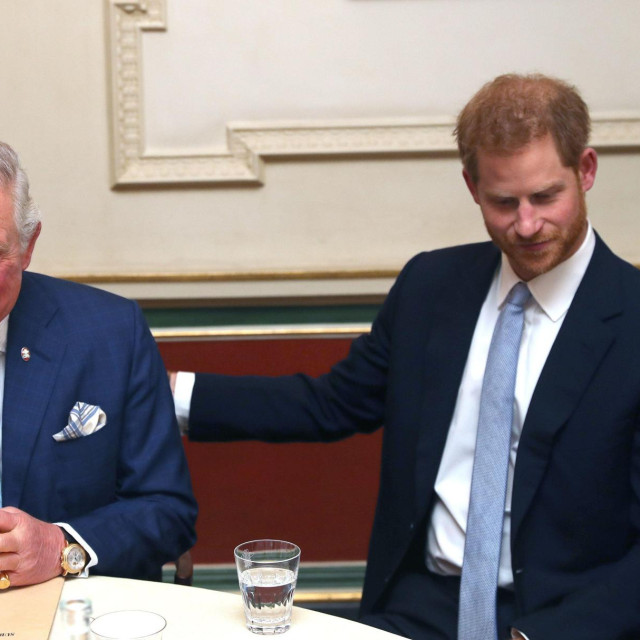 Charles 2018., kad je bio princ od walesa, na događaju koje je organizirano u njegovoj rezidenciji Clarence House s mlađim sinom, princem Harryjem